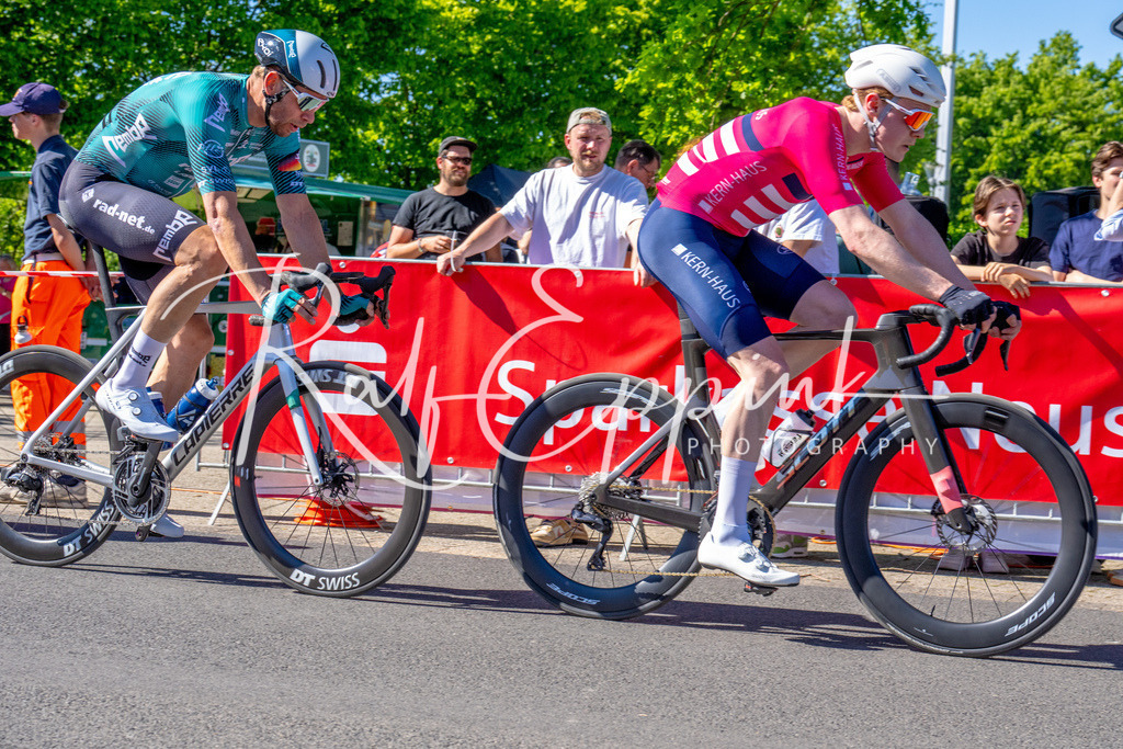 Spurt in den Mai 2026 - Großer Preis der Sparkasse Neuss | Annual one-day road cycling race "Großer Preis der Sparkasse Neuss" held in Büttgen, Germany, organized by VfR Büttgen 1912 e.V. The event features multiple races across all age categories from U11 youth to Elite men. - Realisiert mit Pictrs.com