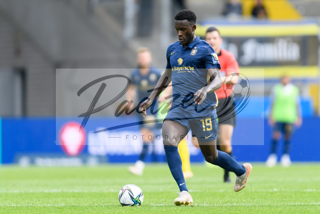 EBSTSV20210828_183 | Fussball, Herren: Merveille Biankadi (TSV 1860 Muenchen) in Aktion, am Ball, Einzelaktion beim Spiel der 3. Liga zwischen Eintracht Braunschweig und TSV 1860 Muenchen im Eintracht-Stadion am 28.08.2021 in Braunschweig, Deutschland.DFB / DFL REGULATIONS PROHIBIT ANY USE OF PHOTOGRAPHS AS IMAGE SEQUENCES AND/OR QUASI-VIDEO. - Realisiert mit Pictrs.com