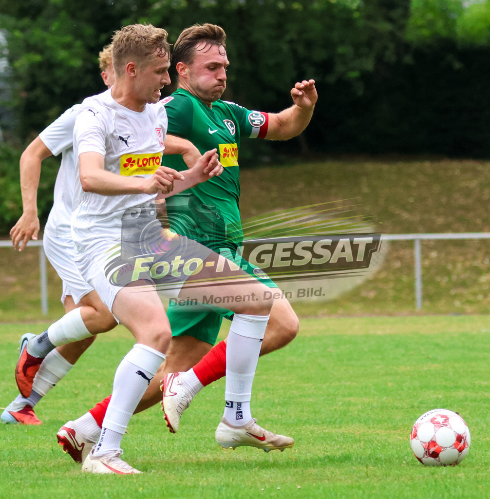 TuS Bersenbrück - HSC Hannover | Auf dem Bild zu sehen: weiß TuS Bersenbrück: Markus Lührmann ; grün HSC Hannover: Marcel Langer TuS Bersenbrück, HSC Hannover, Saison 25/26, Testspiel, Bünde, Deutschland - Realisiert mit Pictrs.com