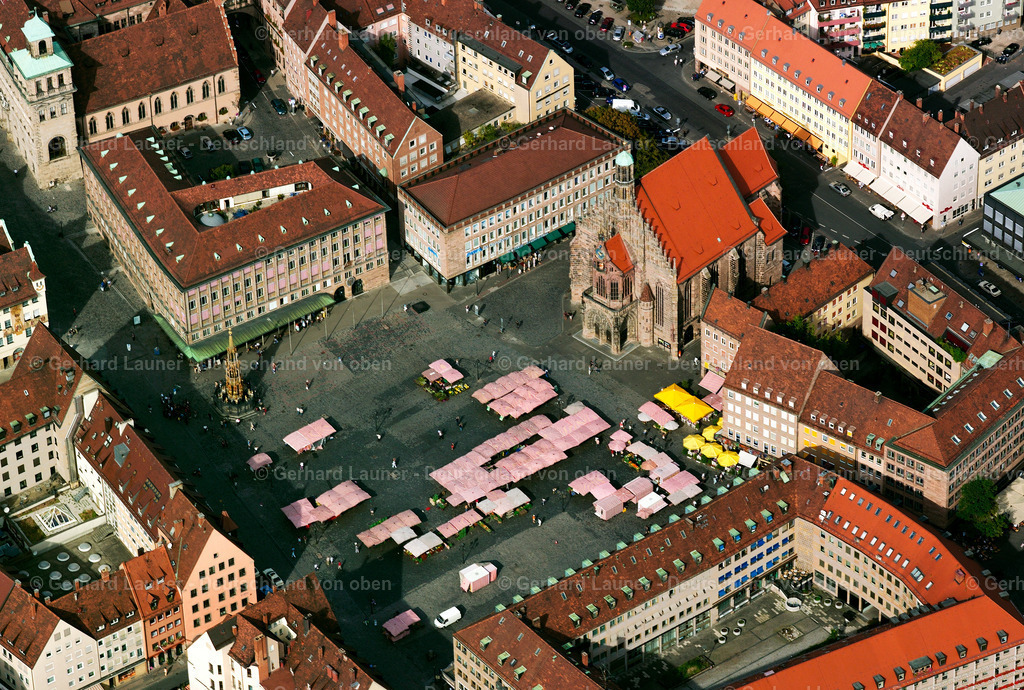 2421041 | NüRNBERG 21.08.2021 Platz- Ensemble " Hauptmarkt Nürnberg " im Innenstadt- Zentrum in Nürnberg im Bundesland Bayern, Deutschland. // Ensemble space " Hauptmarkt Nuernberg " in the inner city center in Nuremberg in the state Bavaria, Germany. Foto: Gerhard Launer