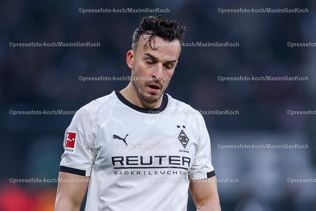 BMG13122502058 | 13.12.2025, Fußball, Borussia Mönchengladbach - VfL Wolfsburg, 1. Fußball Bundesliga, 14.Spieltag, Borussia-Park, Saison 2025 2026: Moritz Jenz&nbsp;(VfL Wolfsburg #15) reagiert Enttäuscht  DFB regulations prohibit any use of photographs as image sequences and or quasi-video.