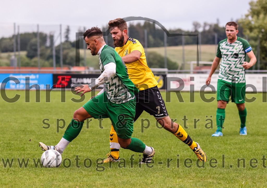 2023-08-06_088_SC_Kirchasch_gegen_SV_Eichenried | Bockhorn, Deutschland, 06.08.2023:
Fußball, Kreisliga 2023 / 2024, 2. Spieltag, SC Kirchasch gegen SV Eichenried, Endergebnis: 3:1

Maximilian Kirmeyer (SV Eichenried, #10), Igor Thomas (SC Kirchasch, #7)

Foto: Christian Riedel / fotografie-riedel.net