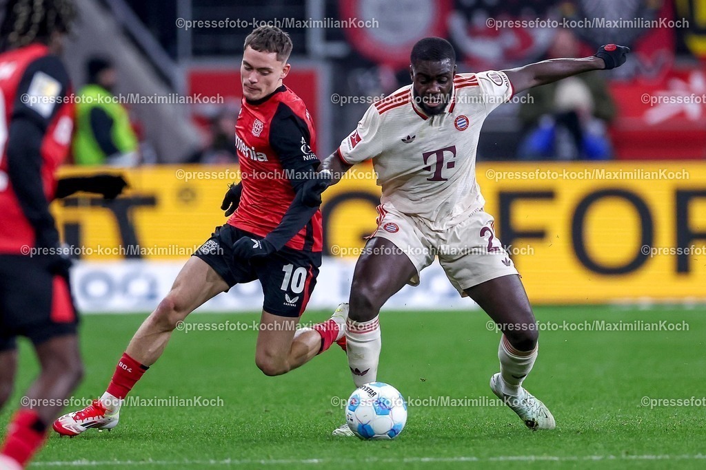 Lev15022501045 | 15.02.2025, Fußball, Bayer 04 Leverkusen - FC Bayern München, 1. Fußball Bundesliga, 22. Spieltag, BayArena, Saison 2024 2025: Florian Wirtz (Bayer04 Leverkusen #10) im Zweikampf gegen Dayot Upamecano (FC Bayern #2) DFB regulations prohibit any use of photographs as image sequences and or quasi-video.