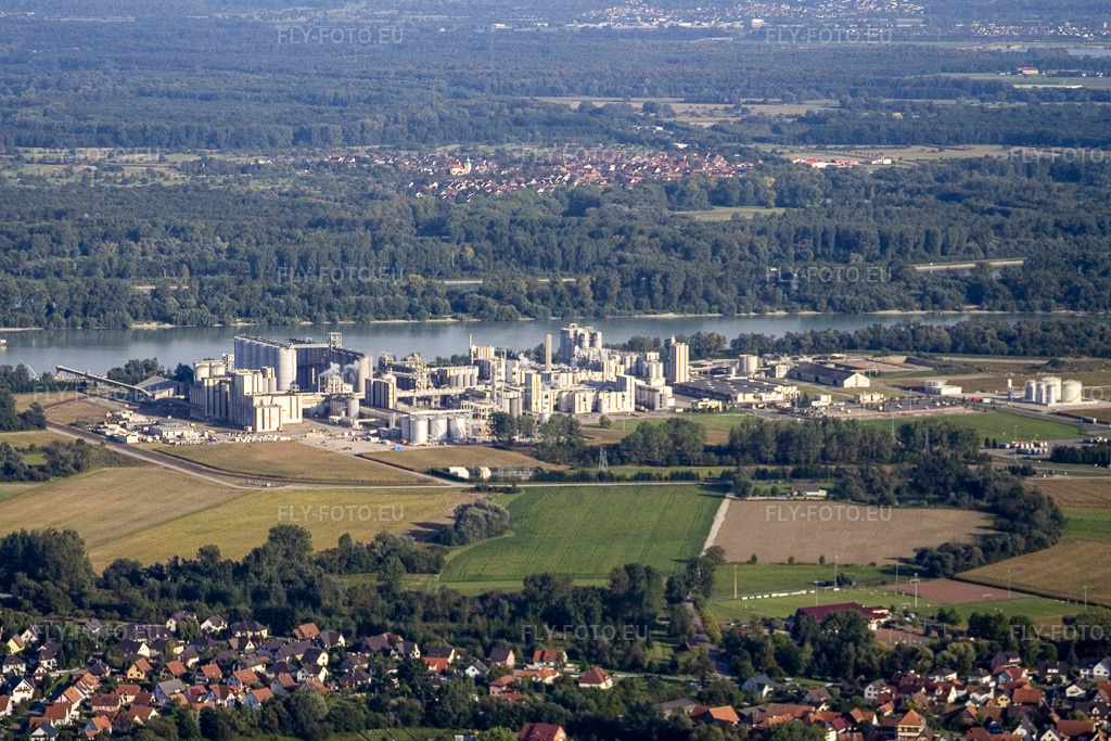 Vue aérienne: L'usine chimique Roquette Frères sur les rives du Rhin à Beinheim dans le département Bas Rhin, France – .Photo: IMG_8101.jpg prise le 15/09/2007 par Werner Riehm/FLY-FOTO.eu – Résolution de l'original: 3105 x 2070 px – Roquette: Turning Nature’s Potential into Life’s Essentials