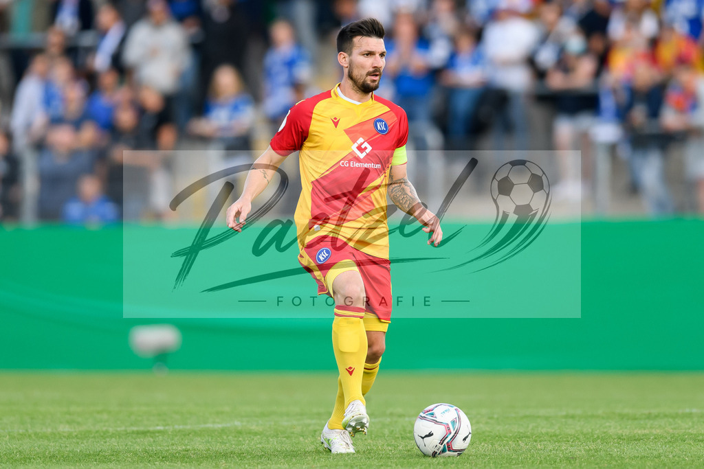 LOTKSC20210809_189 | Fussball, Herren: Jerome Gondorf (Karlsruher SC) in Aktion, am Ball, Einzelaktion beim Spiel der 1. Runde im DFB-Pokal zwischen SF Lotte und Karlsruher SC im Stadion am Lotter Kreuz am 09.08.2021 in Lotte, Deutschland.DFB / DFL REGULATIONS PROHIBIT ANY USE OF PHOTOGRAPHS AS IMAGE SEQUENCES AND/OR QUASI-VIDEO. - Realisiert mit Pictrs.com