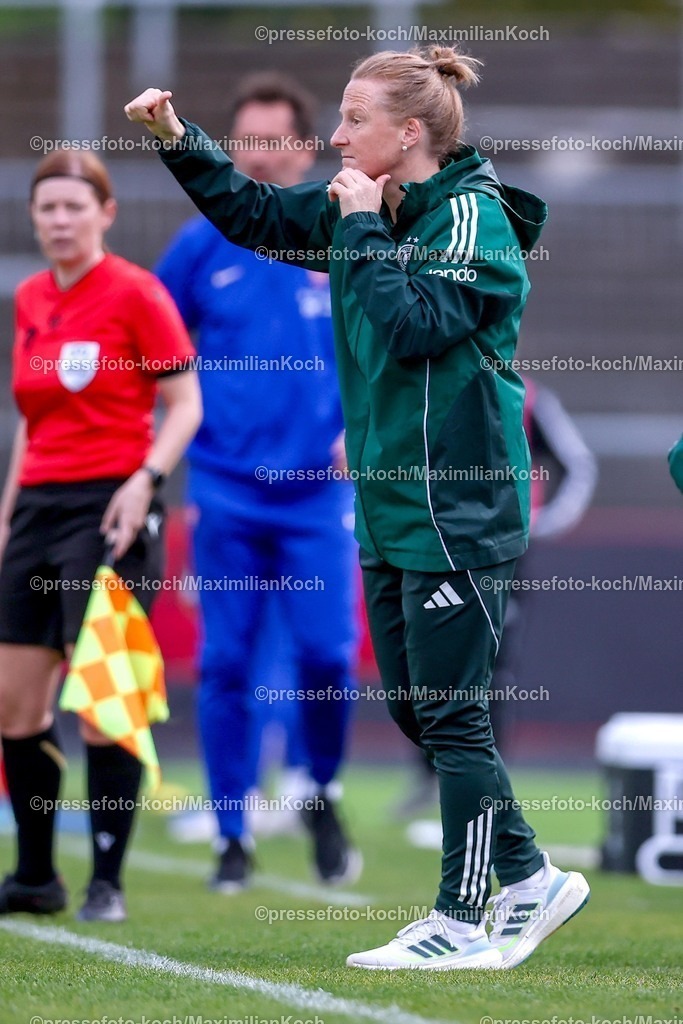 DFB16042601056 | 16.04.2026, Essen, Fußball, UEFA Womens UNDER 19 Championship qualification, Germany - France, Stadion Uhlenkrug, Saison 2025 / 2026: Cheftrainer Melanie Behringer (Trainerin Deutschland U19 #hc) gestikulierend am Spielfeldrand   DFB regulations prohibit any use of photographs as image sequences and or quasi-video.