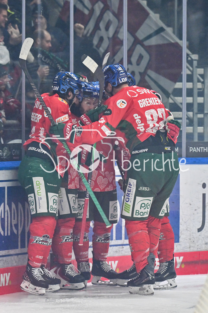 Augsburger Panther - ERC Ingolstadt | AUGSBURG, GERMANY - 12. DECEMBER: Jubel der Panther nach dem Treffer zum 1-0 durch D. J. BUSDEKER (Augsburger Panther 14) / Tor / Torschuetze / Freude / Happy während dem Match zwischen den Augsburger Panthern und dem ERC Ingolstadt am 27. Spieltag der Penny DEL im Curt Frenzel Stadion