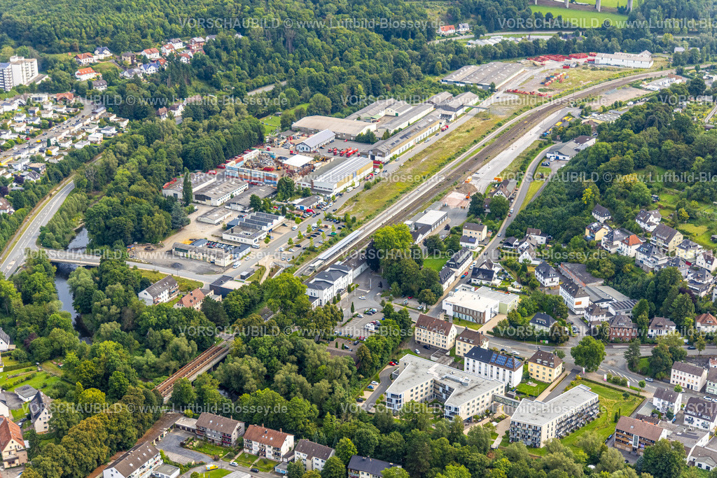 Arnsberg250806461 | Luftbild, Bahnhof Arnsberg, Gewerbegebiet Zu den Werkstätten, unten Seniorenresidenz Ruhrblick, Baustelle an der Branddirektor-Kraemer-Straße, Obereimer, Arnsberg, Ruhrgebiet, Nordrhein-Westfalen, Deutschland
