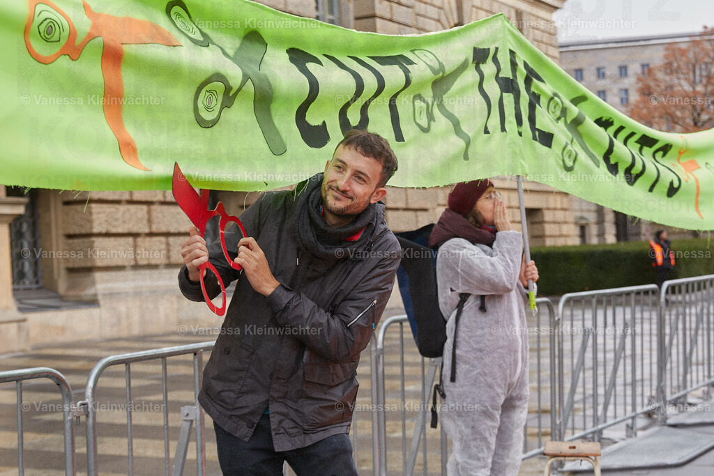 251114_SaveOurStudios_AGH_04 | Mit einer Lärmdemo und dem Durchschneiden eines Banners mit der Aufschrift "Cut the cuts" protestieren Künstler*innen am 14.11.2025 vor dem Berliner Abgeordnetenhaus gegen finanzielle Kürzungen in ihrem Bereich. - Realisiert mit Pictrs.com