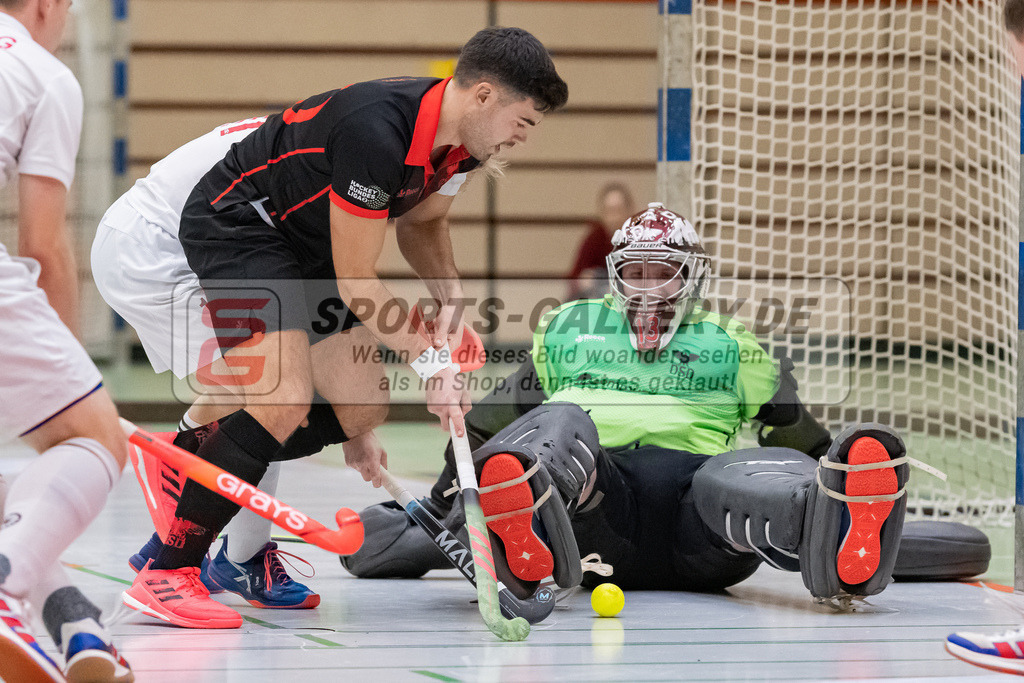 HK_20230113_102695 | 1. Bundesliga ( Halle ) Herren Crefelder HTC - DSD Düsseldorf am 13.1.2023 Crefelder HTC  ( CHTC ) Halle Glockenspitz , Krefeld , Elias Friedrich ( Crefelder HTC #11 ) , Jonas Weißner Torwart ( DSD Düsseödorf #13 )