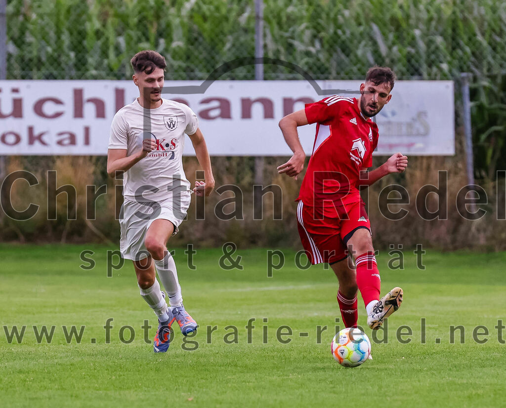 2023-08-04_008_SV_Walpertskirchen_gegen_FC_Finsing | Walpertskirchen, Deutschland, 04.08.2023:
Fußball, Kreisliga 2023 / 2024, 2. Spieltag, SV Walpertskirchen gegen FC Finsing, Endergebnis: 3:3

Julian Jaros (SV Walpertskirchen, #17), Dominik Keuter (FC Finsing, #18)

Foto: Christian Riedel / fotografie-riedel.net