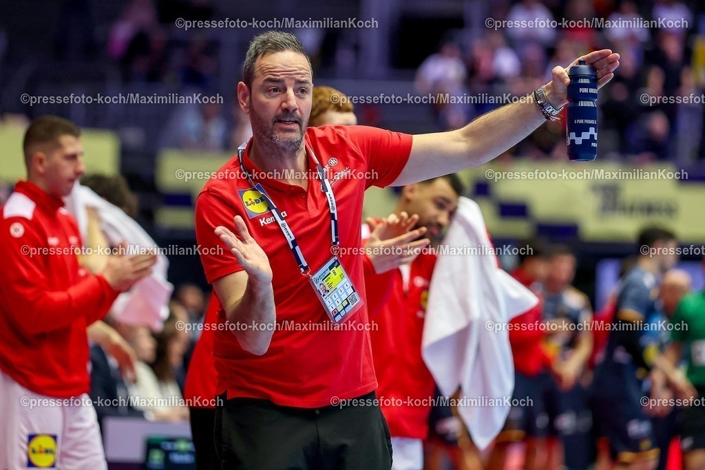 EHF17012601093 | 17.01.2026, Handball, Men's EHF EURO 2026, Österreich - Spanien, Jyske Bank Boxen in Herning, Dänemark, Preliminary Round: Headcoach Jordi Ribera Romans (Espania #hc) gestikulierend am Spielfeldrand  