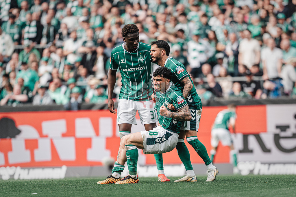 Fußball | Männer | Saison 2025/2026 | 1. Fußball-Bundesliga | 30. Spieltag | SV Werder Bremen vs. Hamburger SV | 18.04.2026 | Cameron Puertas (#18, SV Werder Bremen) wird von Leonardo Bittencourt (#10, SV Werder Bremen) vom Boden aufgeholfen