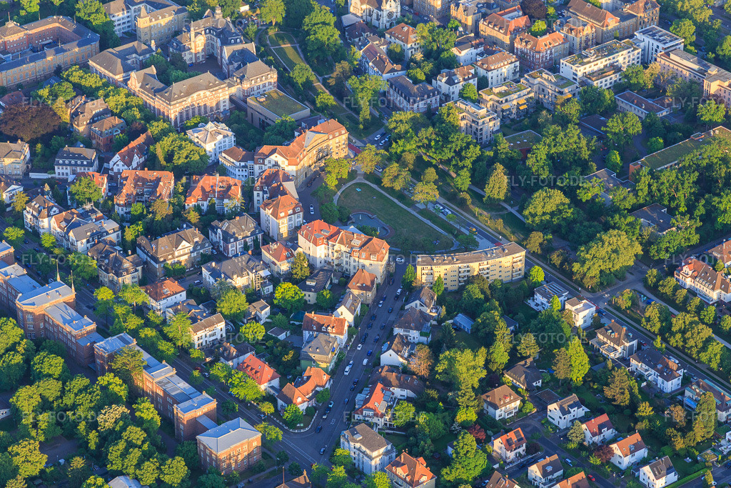 Luftbild: Halbreisförmiger Park Haydnplatz im Ortsteil Weststadt in Karlsruhe im Bundesland Baden-Württemberg in Deutschland. Foto: IMG_146719.jpg vom 14.05.2025 durch Werner Riehm/FLY-FOTO.de