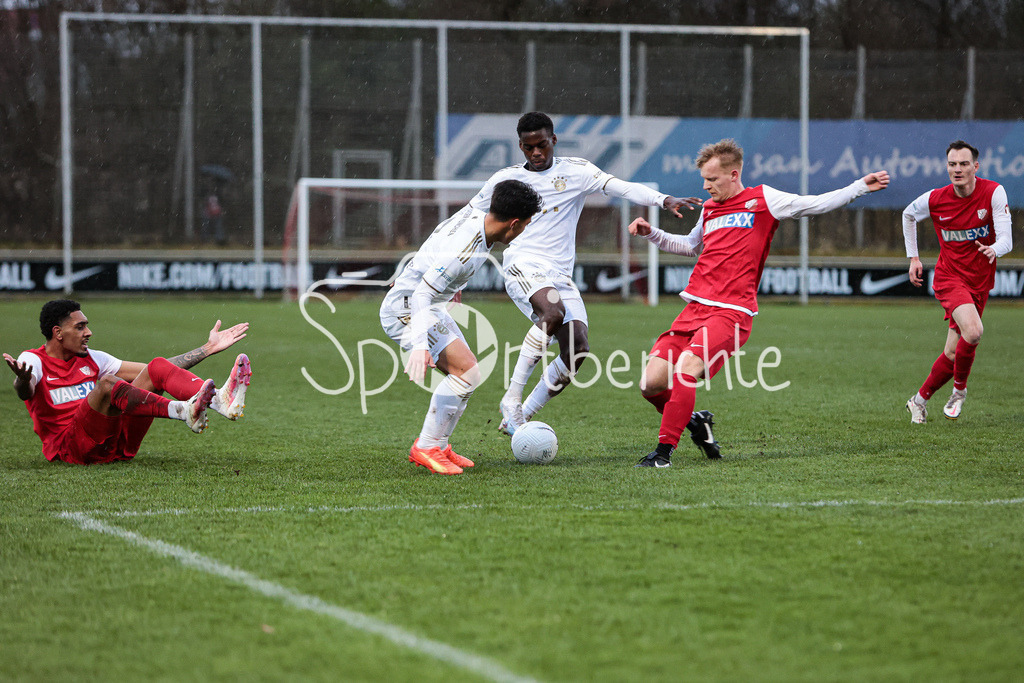 SV Heimstetten - FC Bayern Amateure | Noel ASEKO NKILI (FCB #11) setzt sich am gegnerischen Straufraum durch
