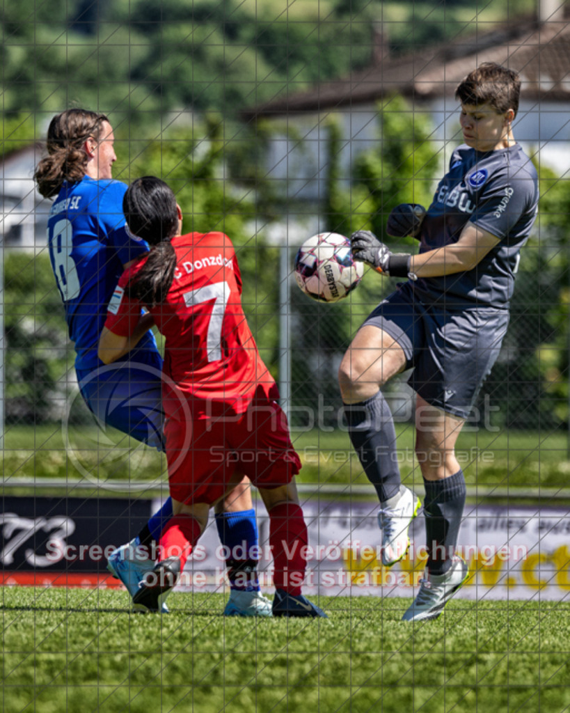 20250510_143024_0483-Bearbeitet | #,1.FC Donzdorf (rot) vs. Karlsruher SC (blau), Fussball, EnBW-Oberliga B -Juniorinnen, 23. Spieltag, Saison 2024/2025, Rasenplatz, Lautertal Stadion, Süßener Straße 16, 73072 Donzdorf, 10.05.2025 - 14:00 Uhr,Foto: PhotoPeet-Sportfotografie/Peter Harich