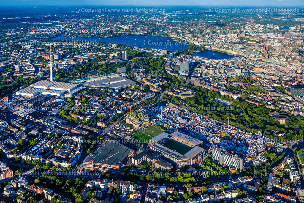 Hamburg_Heiligengeistfeld_Dom_Bis_Alster_ELS_2818090823 | HAMBURG 04.08.2023 Sportstätten-Gelände der Arena des Stadion " Millerntor-Stadion " am Harald-Stender-Platz am Harald-Stender-Platz im Ortsteil Sankt Pauli in Hamburg, Deutschland. Weiterführende Informationen bei: Fußball-Club St. Pauli v. 1910 e.V.,  Professor Pfeifer und Partner Ingenieurbüro für Tragwerksplanung GmbH,  SHA Scheffler Helbich Architekten GmbH. // Sports facility grounds of the Arena stadium " Millerntor-Stadion " on place Harald-Stender-Platz in the district Sankt Pauli in Hamburg, Germany. Further information at: Fussball-Club St. Pauli v. 1910 e.V.,  Professor Pfeifer und Partner Ingenieurbuero fuer Tragwerksplanung GmbH,  SHA Scheffler Helbich Architekten GmbH. Foto: Martin Elsen