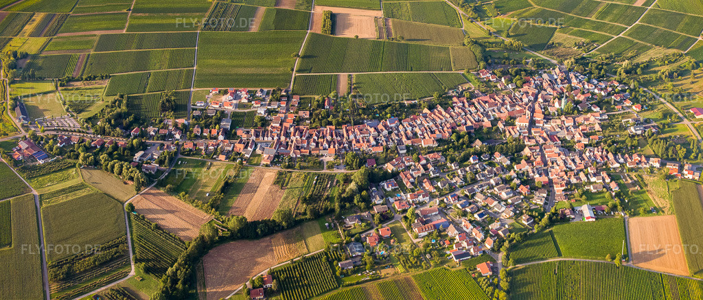 Luftbild: Dorfübersicht aus Süden in Göcklingen im Bundesland Rheinland-Pfalz in Deutschland. Foto: IMG_51329-Bearbeitet.jpg vom 04.08.2012 durch Werner Riehm/FLY-FOTO.deAuflösung des Originals: 7775 x 3321 px