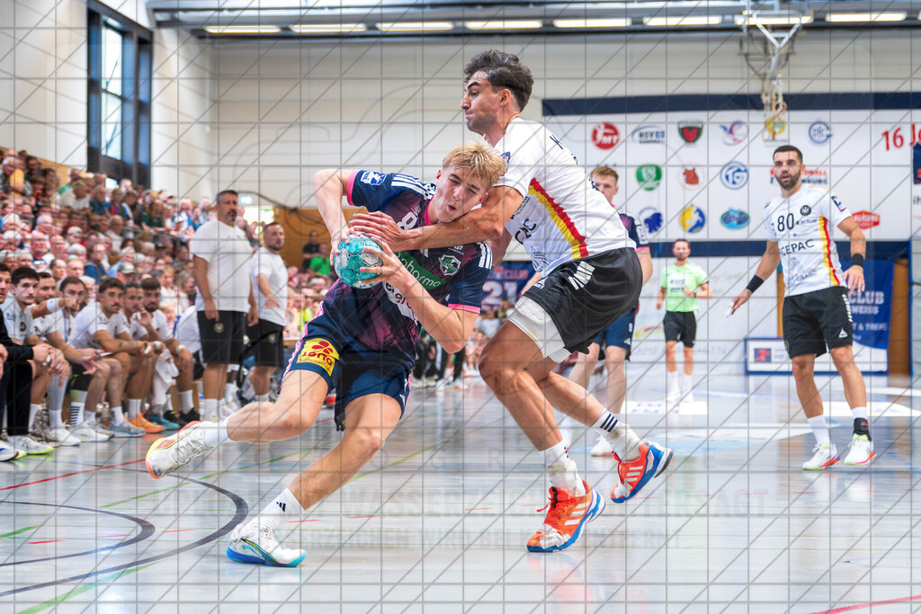 IHC 2026 - TSV Hannover-Burgdorf vs. PAUC Handball | Levi Fielitz (TSV Hannover-Burgdorf #8), Nikolos Kalandadse (Pays d´Aix Université Club Handball #27); IHC 2026 - TSV Hannover-Burgdorf vs. PAUC Handball am 08.08.26 in Sporthalle KGS, Schneverdingen - Realisiert mit Pictrs.com