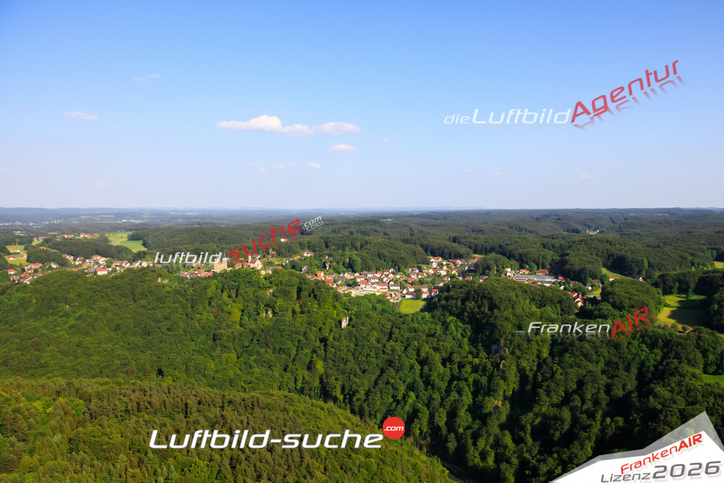 Die Luftaufnahme der Stadt Gößweinstein wurde vom UL-Flugzeug heraus erstellt ( keine Drohne )- hohe Auflösung für beste Qualität