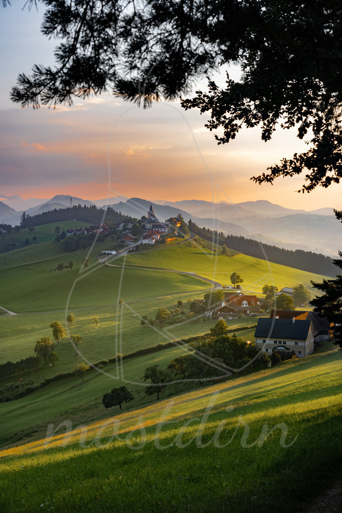 Sommer in Windhag | Windhag, ein beschauliches Dorf. - Realisiert mit Pictrs.com