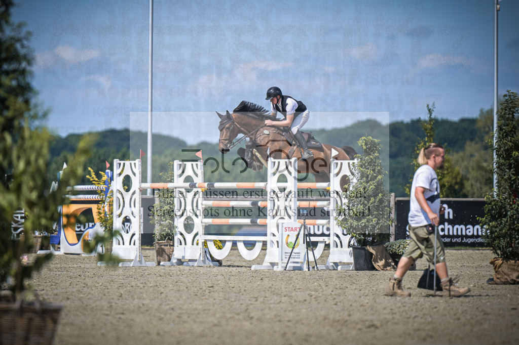 DOS_3843 | Entdecke hochwertige Reitturnierfotos von Foto Oger. Professionell, emotional und authentisch – jetzt Lieblingsmomente im Shop bestellen.Deutschlandweite Turnierfotografie. - Realisiert mit Pictrs.com