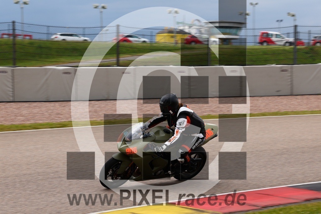 0906-20250526_03412 | Schöne Erinnerungen an spannende Momente - das festzuhalten ist unser Job. PIXELrace.de ist seit 2003 auf den Rennstrecken Europas unterwegs um die Action draußen beim Fahren und die wunderbare Stimmung imm Fahrerlager für euch einzufangen.