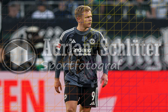 Borussia Mönchengladbach vs Eintracht Frankfurt - Bundesliga  | Mönchengladbach, Deutschland, 27.09.25:   Jonathan Michael Burkardt (Eintracht Frankfurt) schaut waehrend des Spiels der Bundesliga zwischen Borussia Mönchengladbach vs Eintracht Frankfurt im Stadion im Borussia Park(Foto von Brauer-Fotoagentur / Adrian Schlueter)