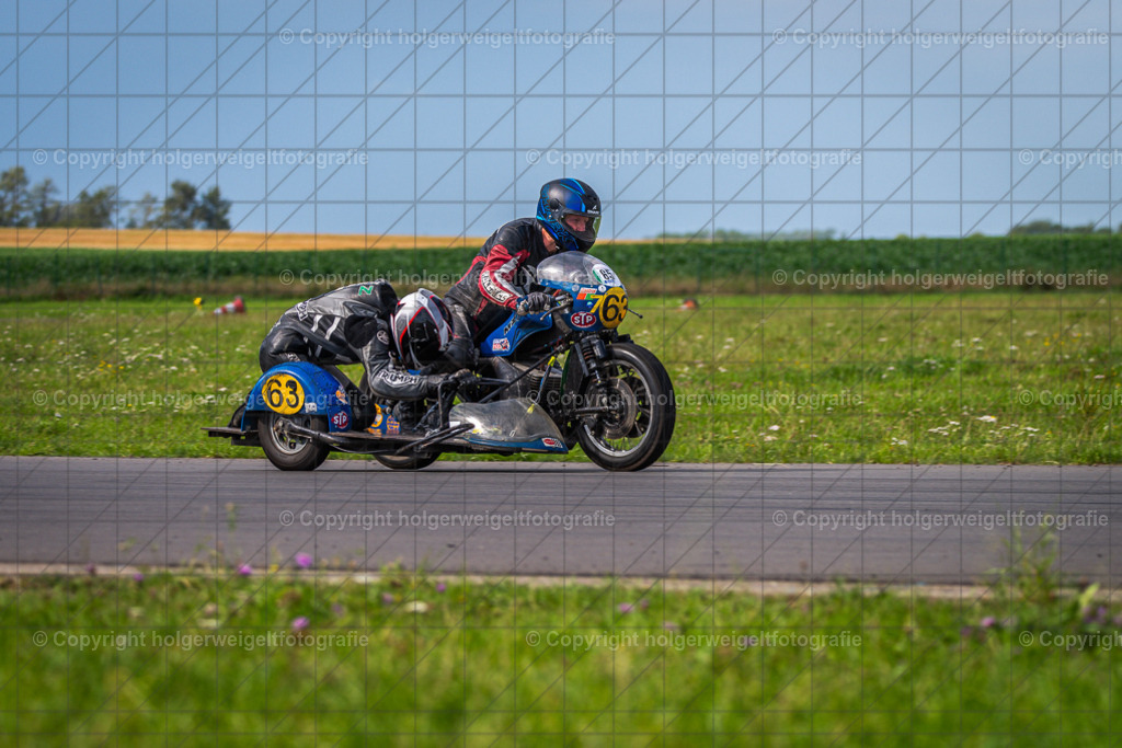 MZ ETZ 250 Renngespann | Foto vom 3. Classic Motor Weekend 18. - 20. August 2023 auf dem Flugplatz in Obermehler - Realisiert mit Pictrs.com