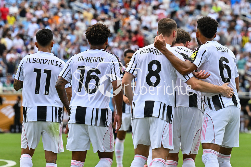 Juventus Turin - Manchester City | Jubel der Italiener nach dem Treffer zum 1-1 Ausgleich durch Teun KOOPMEINERS (Juventus Turin 8) / Tor / Torschuetze / Freude / Happy / FIFA Club World Cup: Juventus Turin - Manchester City, Camping World Stadium am 26.06.2025 / NOT FOR SALE IN USA