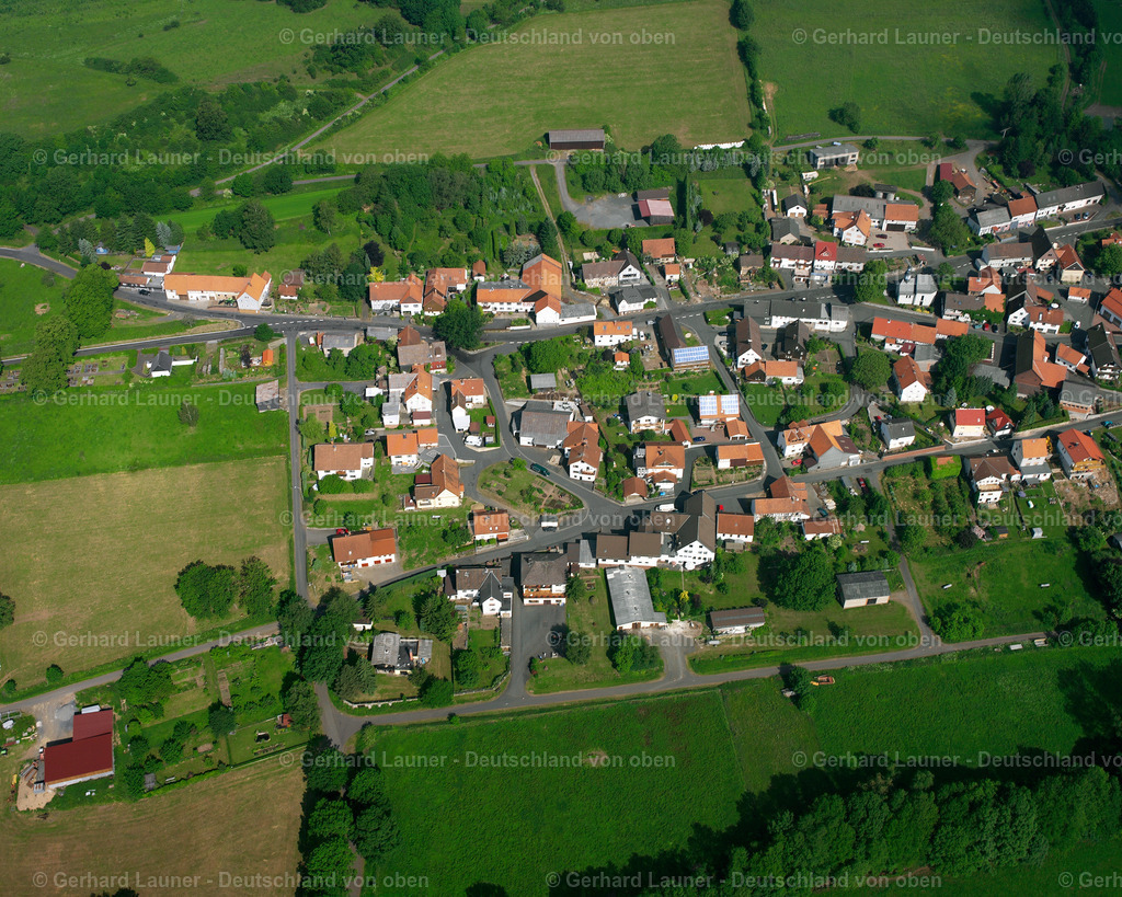 2615850 | BUSENBORN 09.06.2006 Ortsansicht am Rande von landwirtschaftlichen Feldern und Nutzflächen  in Busenborn im Bundesland Hessen, Deutschland // Village view on the edge of agricultural fields and land  in Busenborn in the state Hesse, Germany Foto: Gerhard Launer