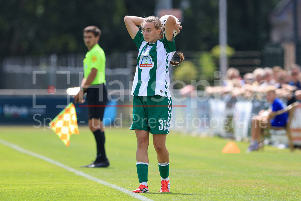 Fussball, Testspiel Frauen, FC Twente Enschede - SV Werder Bremen | Maria Penner (SV Werder Bremen, 33) beim Einwurf, Aktion, Action, Spielszene