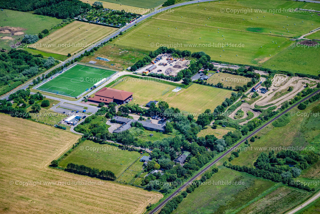 Sylt_Tinnum_Sportzentrum_Syltost_ELS_0258210625 | SYLT 21.06.2025 Ensemble der Sportplatzanlagen an der Straße Am Sportzentrum im Ortsteil Tinnum in Sylt Nordsee - Insel im Bundesland Schleswig-Holstein, Deutschland. // Ensemble of sports grounds on street Am Sportzentrum in the district Tinnum in Sylt North Sea Island in the state Schleswig-Holstein, Germany. Foto: Martin Elsen