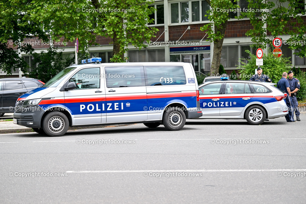 Polizeieinsatz Linz Nietzschestrasse nach Bombendrohung im Polizeigebaeude_ 22.05.2024-2 | 22.05.2024, AUT, Polizeieinsatz Linz Nietzschestrasse nach Bombendrohung im Polizeigebaeude, im Bild Polizei, Einsatz, Beamte, Fahrzeuge, Absperrung