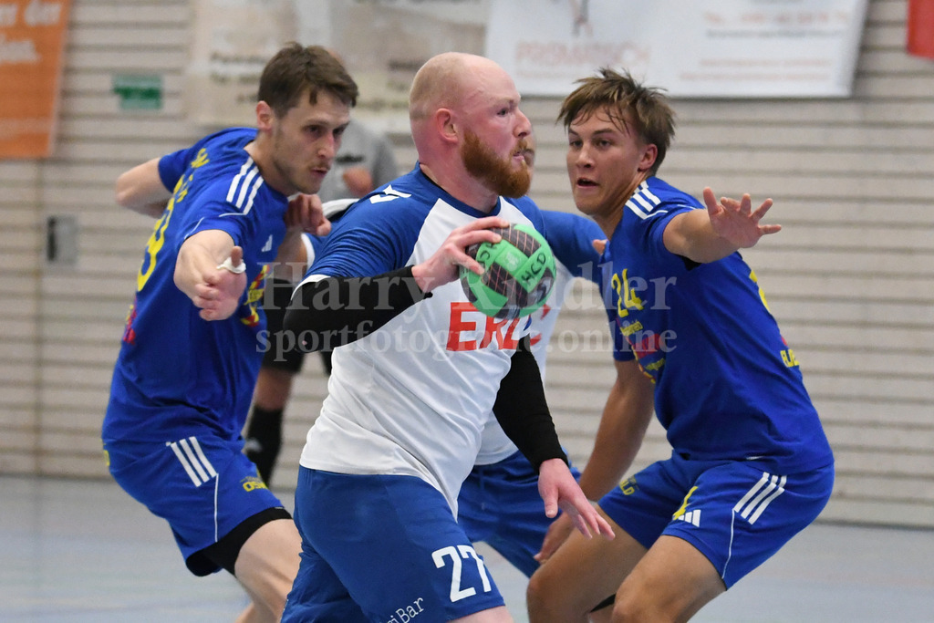 HC Deggendorf : SSG Metten | Michel Poek   (HC Deggendorf) gegen Patrick Sigl (SSG Metten #99)  und Leonard Reiszky (SSG Metten #24) - Realisiert mit Pictrs.com