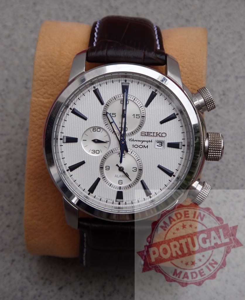 Seiko chronograph watch with dark brown leather strap | Seiko chronograph watch with a textured white dial and brown leather strap on a watch pillow - Realisiert mit Pictrs.com