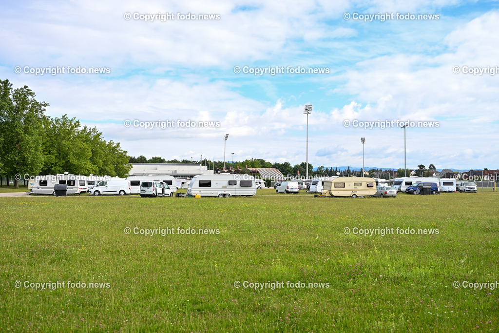 Traun_ Roma_ Sinti_ Camping_ 05.07.2024-1 | 05.07.2024, Traun, AUT, Stadion Traun, Gruenflaeche, im Bild Campingflaeche, Wohnwagen, Roma, Sinti, Camping, Durchreiseplatz