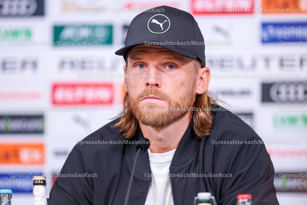 BMG05102501143 | 05.10.2025, Fußball, Borussia Mönchengladbach - SC Freiburg, 1. Fußball Bundesliga, Borussia-Park, Saison 2025 2026: Die Trainer bei der Pressekonferenz nach dem Spiel. Cheftrainer Eugen Polanski (Borussia Mönchengladbach) DFB regulations prohibit any use of photographs as image sequences and or quasi-video.