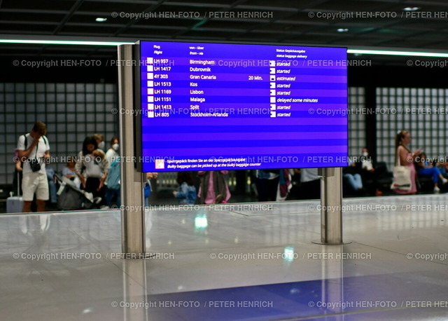 20220904-8201-wartezeit-gepaeck-HEN-FOTO | 04.09.2022 Impressionen Flughafen Frankfurt am Main - aufgrund hohem Passagieraufkommen in der Ebene Ankunft gibt es längere Wartezeiten auf das Gepäck von mehreren Flügen gleichzeitig an einem Gepäckband (Foto: Peter Henrich) xxpeterxxhenrichxx - Realisiert mit Pictrs.com