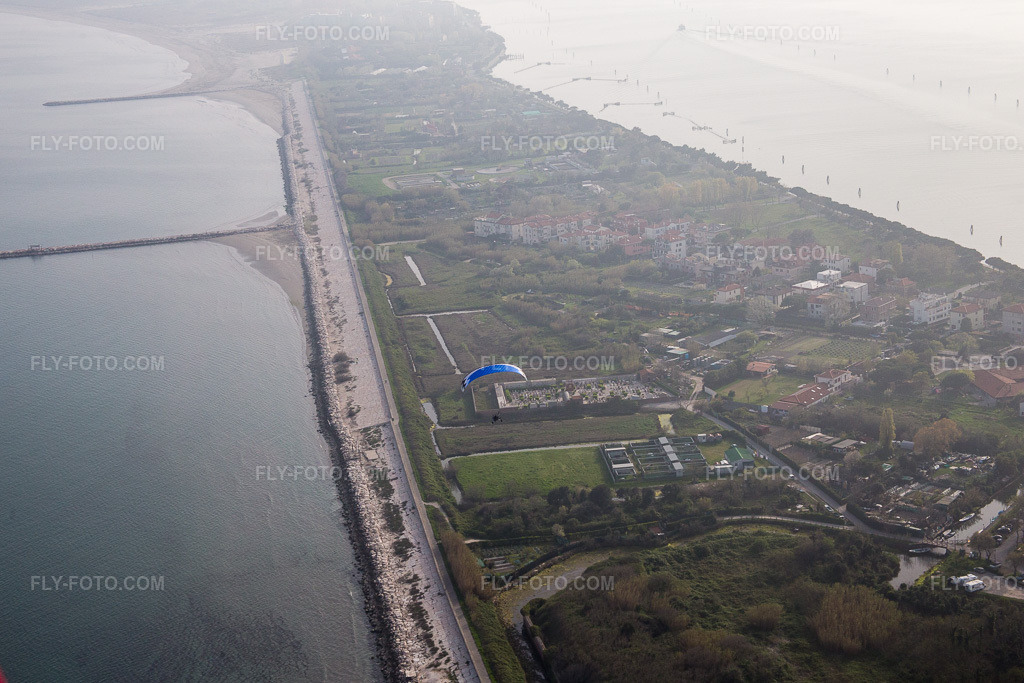 Aerial view: View of the town in Malamocco in the state Veneto, Italy. – Photo: IMG_087484.jpg taken on 04/06/2016 by Werner Riehm/FLY-FOTO.com – Resolution of the original: 5269 x 3512 px