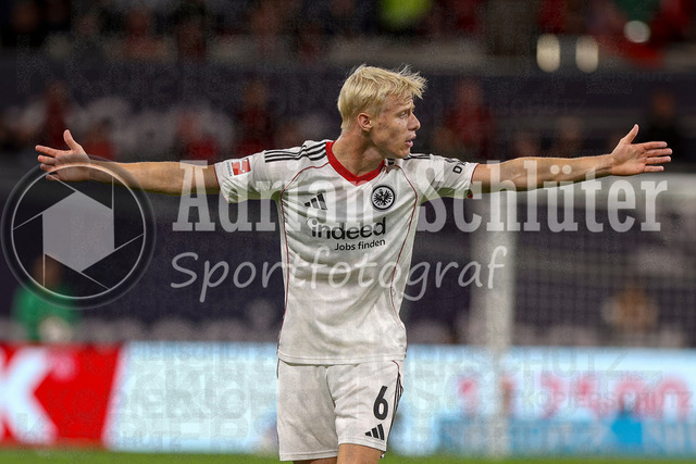 Bayer 04 Leverkusen vs Eintracht Frankfurt - Bundesliga  | Leverkusen, Deutschland, 12.09.25:   Oscar Hojlund (Eintracht Frankfurt) gestikuliert, Gestik waehrend des Spiels der Bundesliga zwischen  Bayer 04 Leverkusen vs Eintracht Frankfurt in der BayArena(Foto von Brauer-Fotoagentur / Adrian Schlueter)