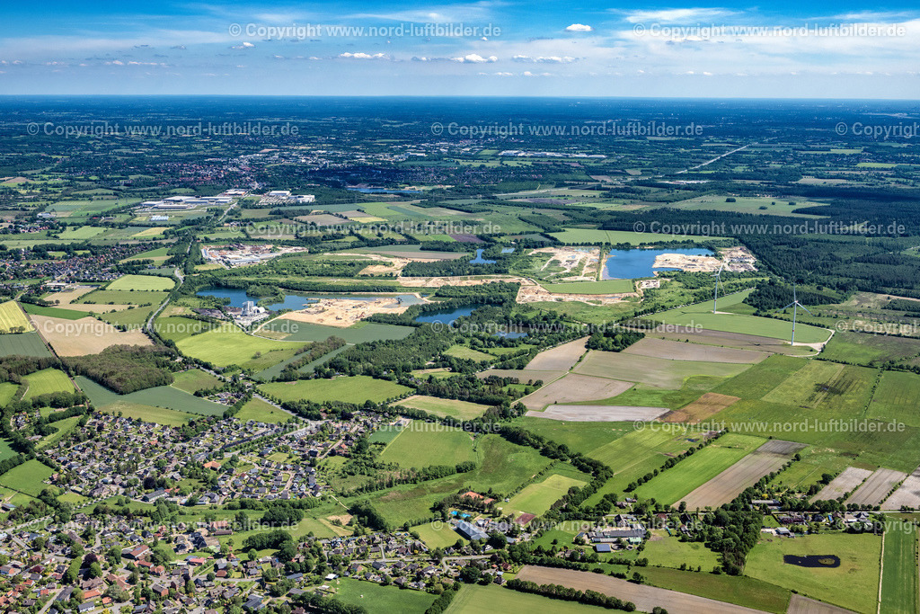 Lentföhrden_ELS_7681030622 | LENTFöHRDEN 03.06.2022 Ortsansicht der Straßen und Häuser der Wohngebiete in Lentföhrden im Bundesland Schleswig-Holstein, Deutschland. // Town View of the streets and houses of the residential areas in Lentfoehrden in the state Schleswig-Holstein, Germany. Foto: Martin Elsen