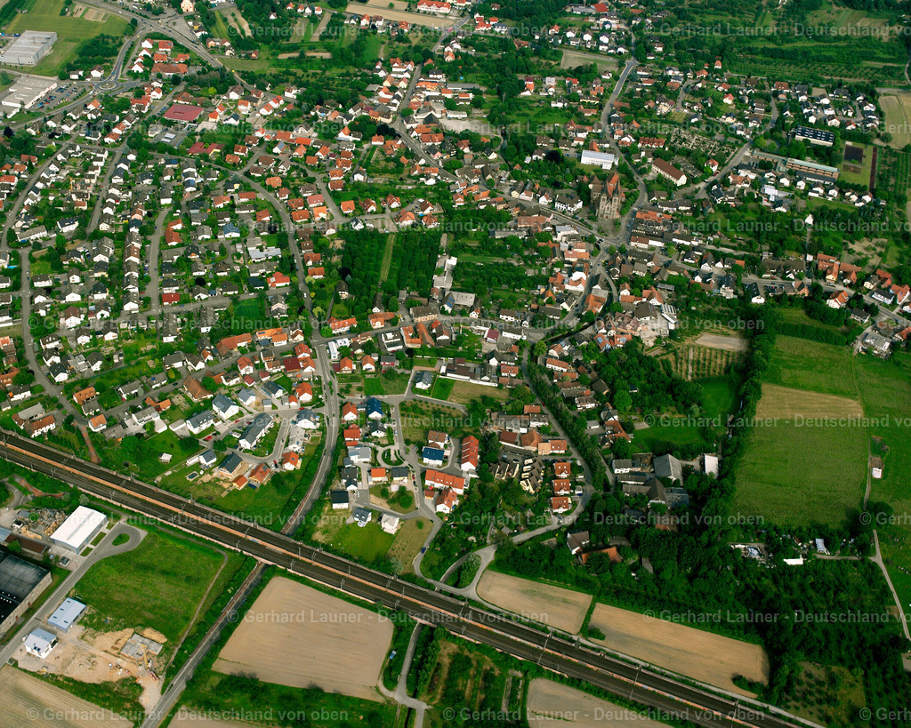 2526086 | OTTERSWEIER 01.08.2005 Wohngebiet - Mischbebauung der Mehr- und Einfamilienhaussiedlung  in Ottersweier im Bundesland Baden-Württemberg, Deutschland // Residential area - mixed development of a multi-family housing estate and single-family housing estate  in Ottersweier in the state Baden-Wuerttemberg, Germany Foto: Gerhard Launer