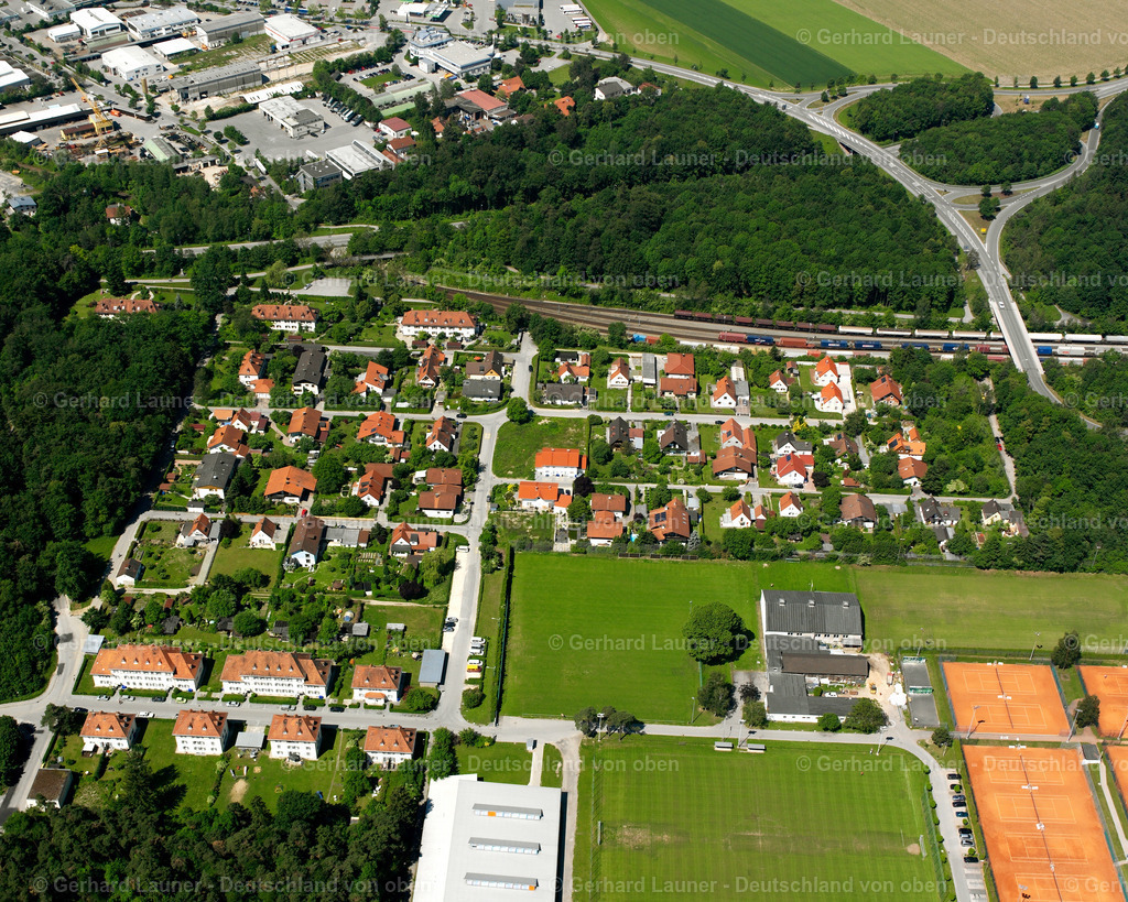 2600324 | BURGHAUSEN 09.06.2006 Wald- Gebiete und Forstflächen umsäumen das Siedlungsgebiet des Dorfes in Burghausen im Bundesland Bayern, Deutschland // Village - view on the edge of forested areas in Burghausen in the state Bavaria, Germany Foto: Gerhard Launer
