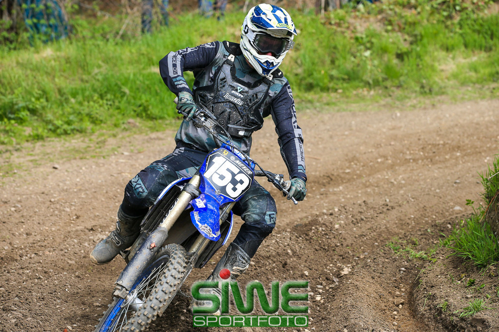 Motocross 1. Mai | Top-Sport beim 70. Motocross am Eyller Berg - Sidecar-Weltmeister am Start

Das 70. Motocross auf dem Eyller-Berg-Kurs bot den Motorsportfans zum Jubiläum ein hochkarätiges Sportprogramm. Der Motorclub Kamp-Lintfort hatte mit 3 Klassen ein volles Programm für den 1. Mai auf dem Plan. Die Rennen zur Europa offenen Deutschen Meisterschaft gab es gleich im im Doppelpack.
Als sportliches Highlight werden bei den Sidecars, wie die Seitenwagen international heißen, die besten deutschen Gespanne gegen internationale Topteams antreten.
In der Solodisziplin stehen die "Big Boys" der Open-DM am Start. - Realisiert mit Pictrs.com