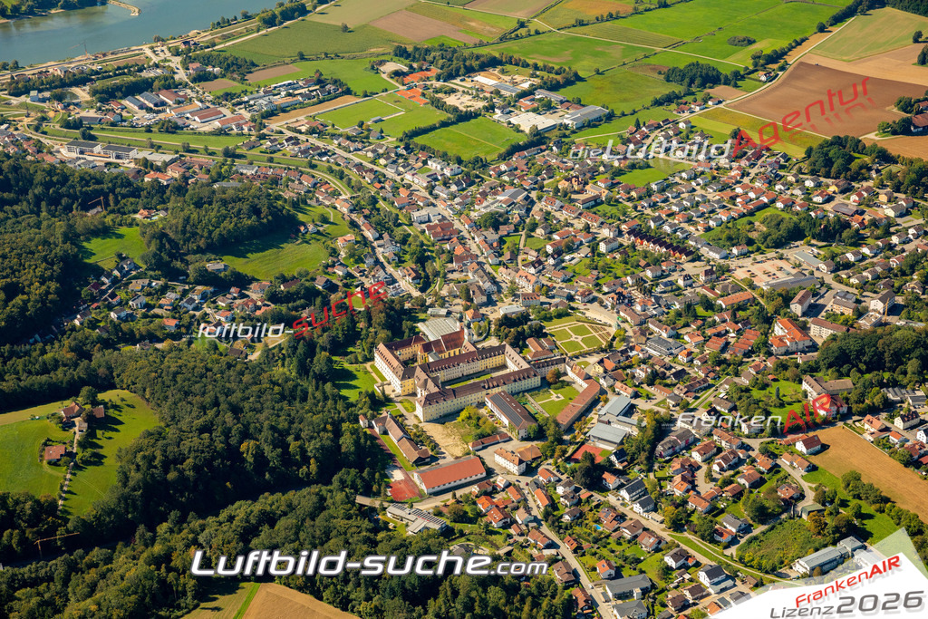 Das Luftbild zeigt : Untermettenwald Metten - Die Luftaufnahme wurde 2023 vom UL-Flugzeug aus erstellt ( keine Drohne ) - Hochauflösende Luftaufnahme - Für grossformatige Ausdrucke geeignet. Die Geschenkidee !Mit Lizenz und Bildrechte bestellbar