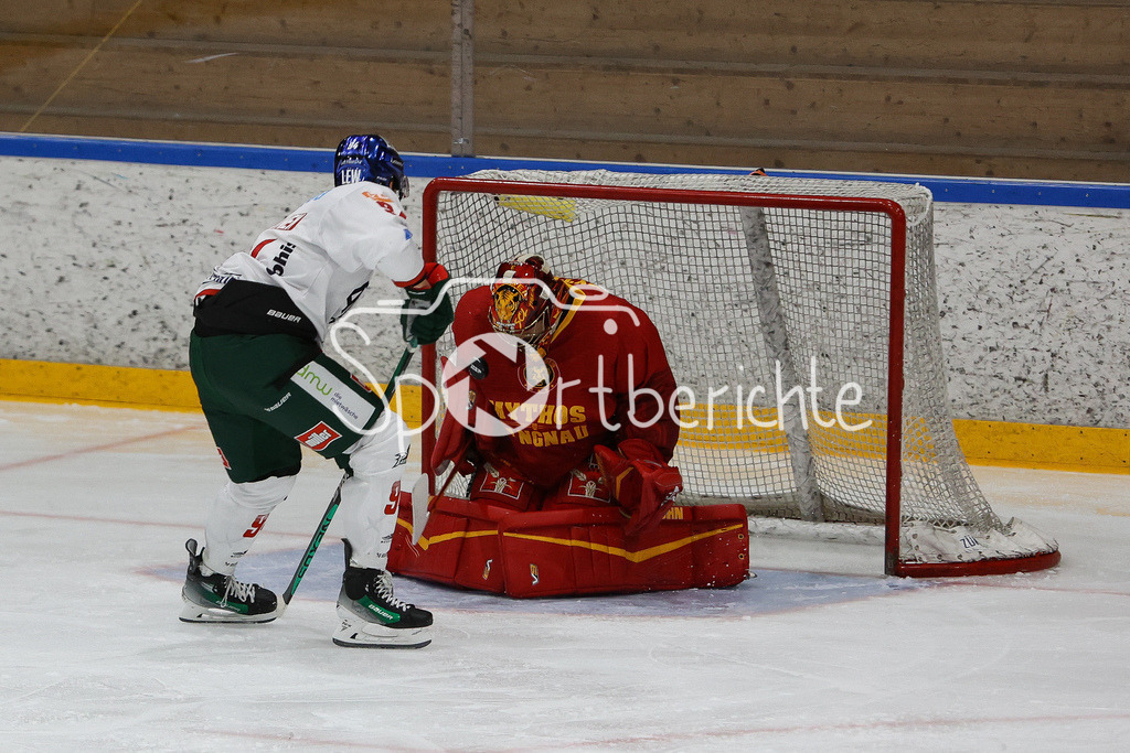 SC Langnau Tigers - Augsburger Panther | Anrei HAKULINEN (AEV #94) scheitert mit einem Alleigang an Stephane CHARLIN (SCL #38)