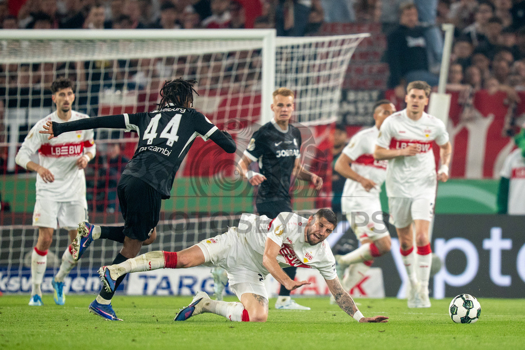 VfB Stuttgart vs. SC Freiburg, Fussball, DFB-Pokal, Halbfinale, 23.04.2026 | Zweikampf zwischen Johan Manzambi (SC Freiburg, #44) und Jeff Chabot (VfB Stuttgart, #24),VfB Stuttgart vs. SC Freiburg, Fussball, DFB-Pokal, Halbfinale, 23.04.2026DFB regulations prohibit any use of photographs as image sequences and/or quasi-video