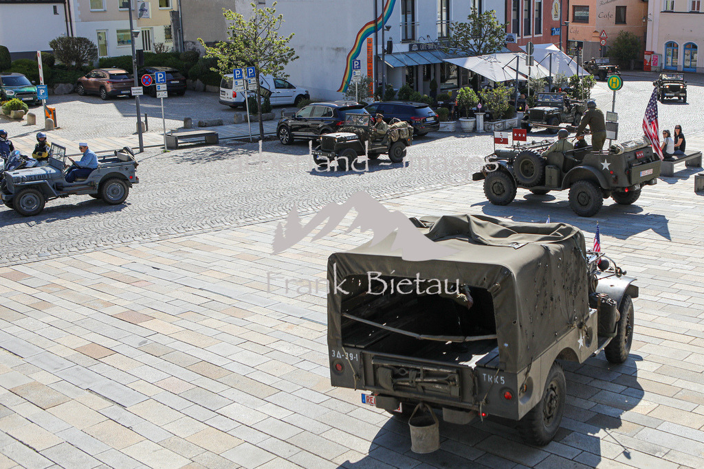 OE7A6726 | Historische Militärfahrzeuge aus Regen unterwegs zur Parade zum Tag der Befreiung in Pilsen
