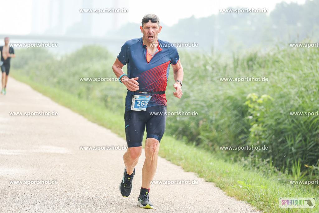 LUR_1058 | 34. M-net Erlanger Triathlon 2025 #erlangertriathlon  #mnettriathlon2025 #mnettriathlon #team #olympischedistanz #mitteldistanz #triathlon #maindonaukanal  #erlangertriathlon2025 #yourpictrs #tv1848 #tv1848erlangen  #triathlonbayern #sportinerlangen #demsportverbunden #sportshot_your_pictrs Copyright: www.sportshot.de